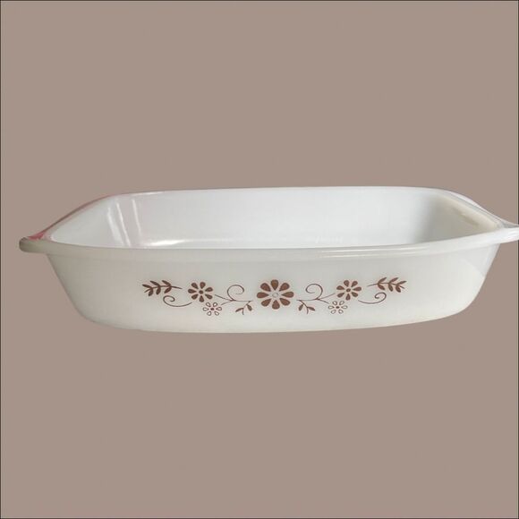 Vintage Dynaware Brown Daisy Milk Glass Pyrex, Pyr-O-Rex Casserole Brown Daisy - Picture 1 of 5